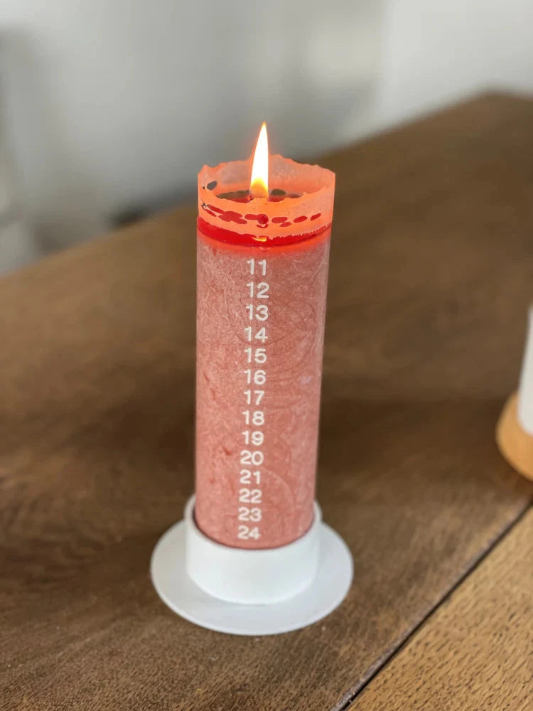 Kalenderlys fra Kunstindustrien - Chestnut hvide tal