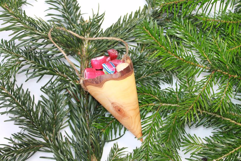 Danske håndlavede kræmmerhuse i taks træ til træ og bord jul