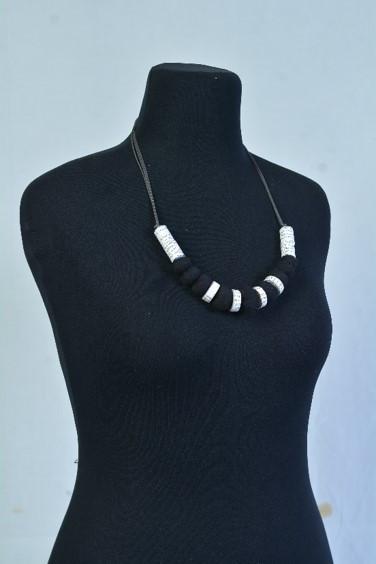 Selyn Fairtrade Fashion - Upcycled - TRUTH Sort & hvid halskæde Selyn