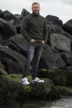 Load image into Gallery viewer, Rullekrave sweater af Islandsk strik i 100% ren uld fra NORWOOL
