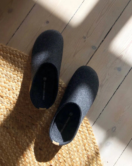 The Cozy Sheep Tøffel med gummisål – Mørkegrå