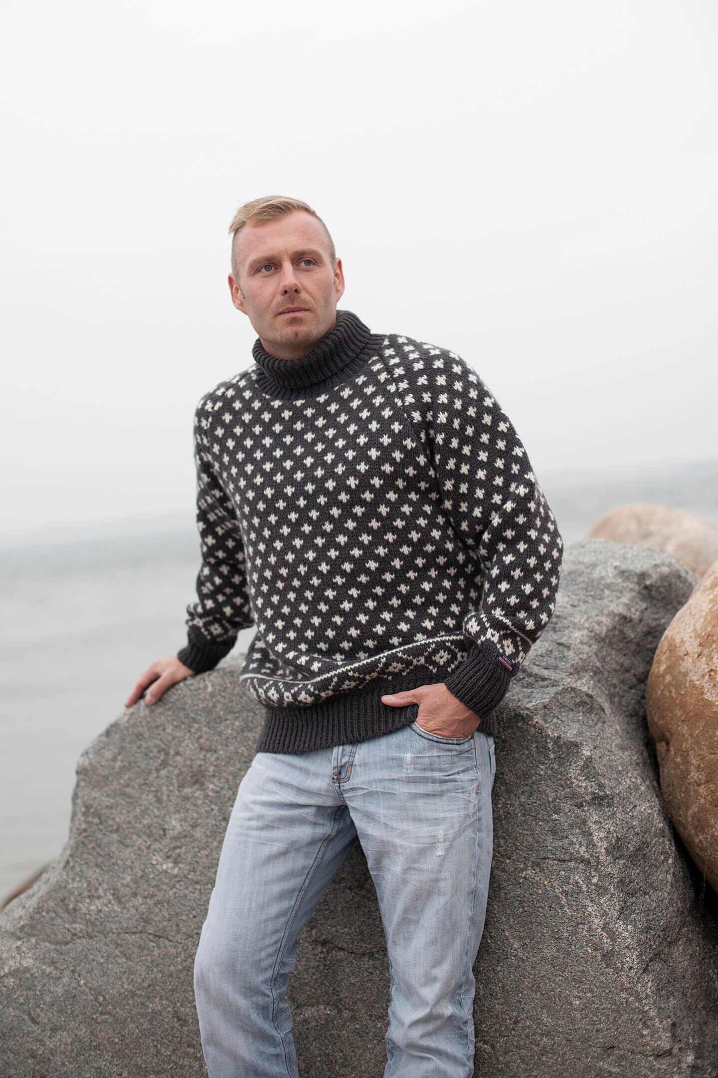 Sort Islandsk sweater af 100% ren uld