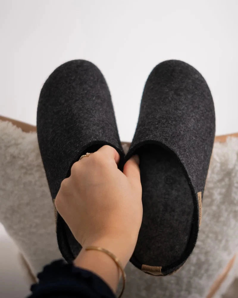 The Cozy Sheep Tøffel med gummisål – Mørkegrå
