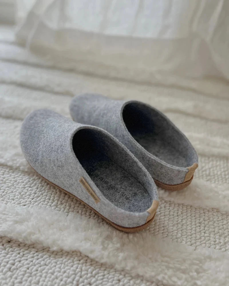 The Cozy Sheep Tøffel med gummisål – Lysegrå